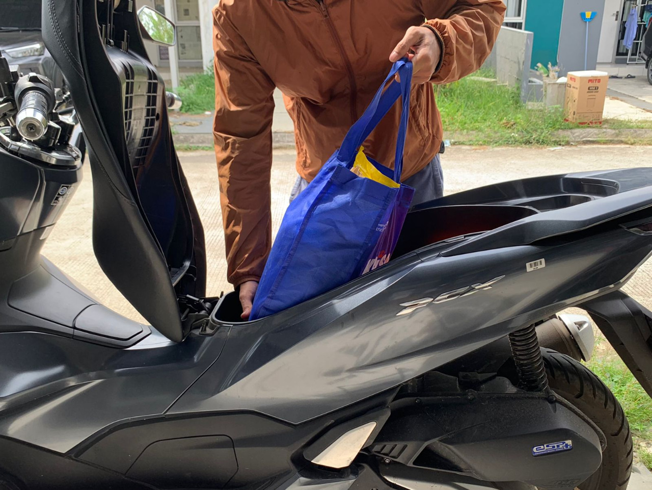 Keselamatan Berkendara Jadi Prioritas, AHM Beri 5 Tips Aman Bawa Barang dengan Sepeda Motor