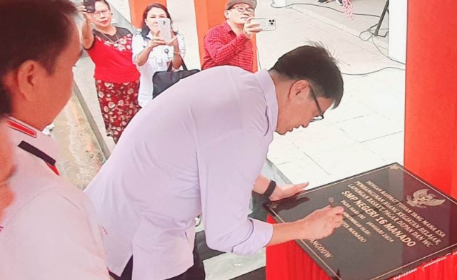 Walikota Andrei Angouw  didampingi Sekot Micler Resmikan Gedung SMPN 16 Manado