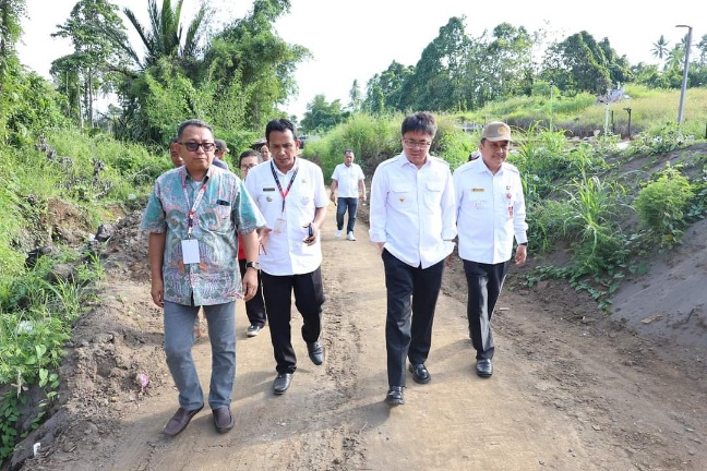 Walikota Andrei Kunjungi Pekuburan Umum Paniki Bawah