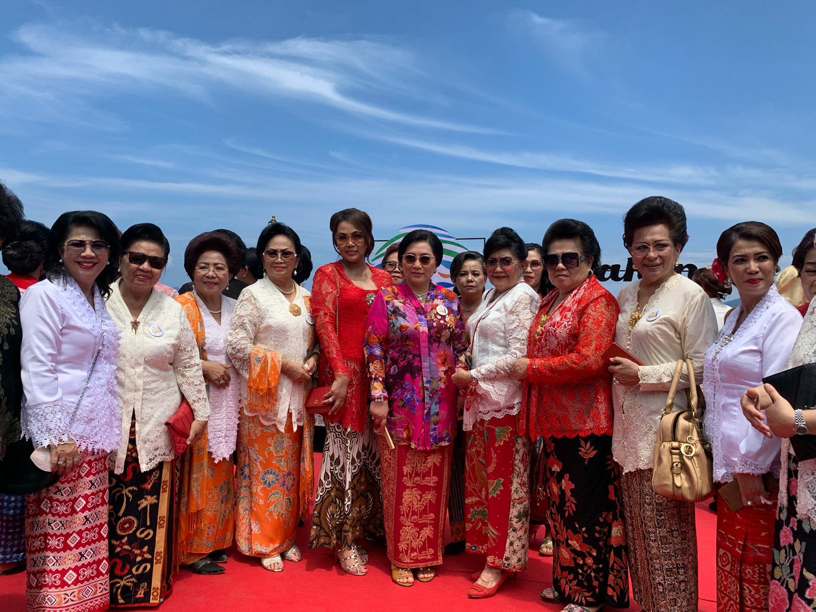Goes to UNESCO, Rita Dondokambey Tamuntuan: Mari Jo Torang Berkebaya