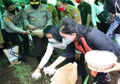 Menteri Ayu Bitang dan Ibu Rita Tabur Bunga di Makam Adik CT