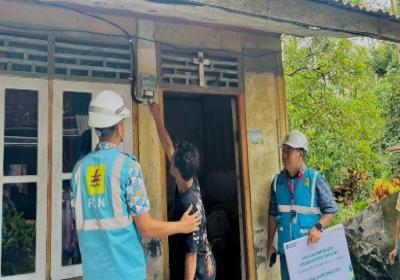 Hadirkan Senyum Anak Panti Asuhan hingga Terang bagi Rumah Warga: PLN UP3 Tahuna Berbagi Kasih Melalui Program Perokris 2025