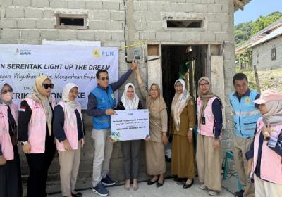 Terangi Negeri, Hidupkan Harapan: PLN UID Suluttenggo Sambung Listrik Gratis bagi 165 Keluarga di Hari Listrik Nasional ke-80