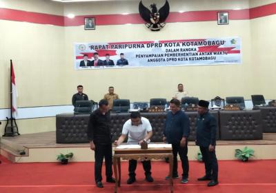 Pimpin Sidang PAW, Ketua DPRD Mengajak Peserta Rapat Kirim Doa Untuk Almarhum Sukardi Sugeha