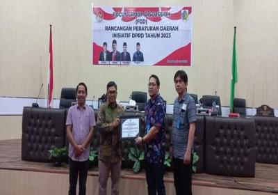 Wakili Ketua DPRD Beggie Gobel Serahkan Piagam Penghargaan Kepada Kanwil Kemenkumham Sulut