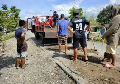 Dicuekin Pemkab Bolmong, Warga Desa Konarom Patungan Kumpul Dana Perbaiki Jalan Rusak