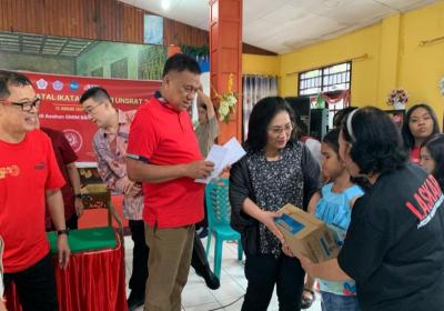 Salurkan Bantuan, Ketum IKA Unsrat Manado Rita Tamuntuan Doa Bersama Anak Yatim dan Lansia