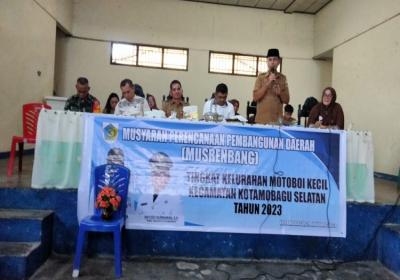 Ketua DPRD Kota Kotamobagu Meiddy Makalalag dan Anggota Rewi Daun Hadiri Musrembang di Motoboi Kecil
