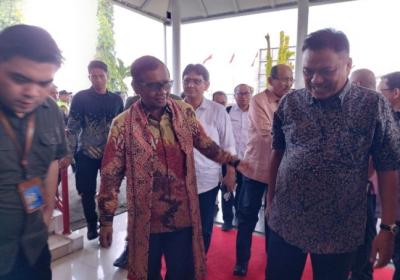 Olly Dondokambey Jemput Menko Polhukam di VIP Bandara Sam Ratulangi, Mahfud MD: Aduh, Ngerepotin Ya?